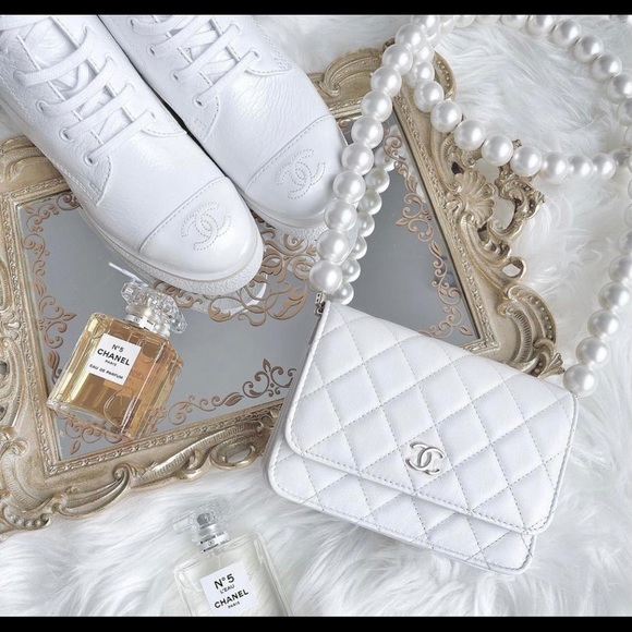 SOLD❌Chanel white mini wallet on the chain - Picture 2 of 7